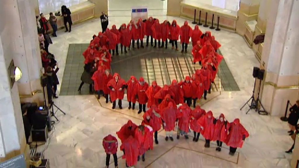 Un gran lazo rojo en Madrid en honor a la lucha contra el SIDA