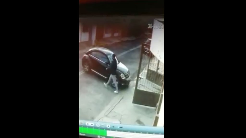 Roban el coche a una mujer en menos de 30 segundos mientras lo aparca en su casa