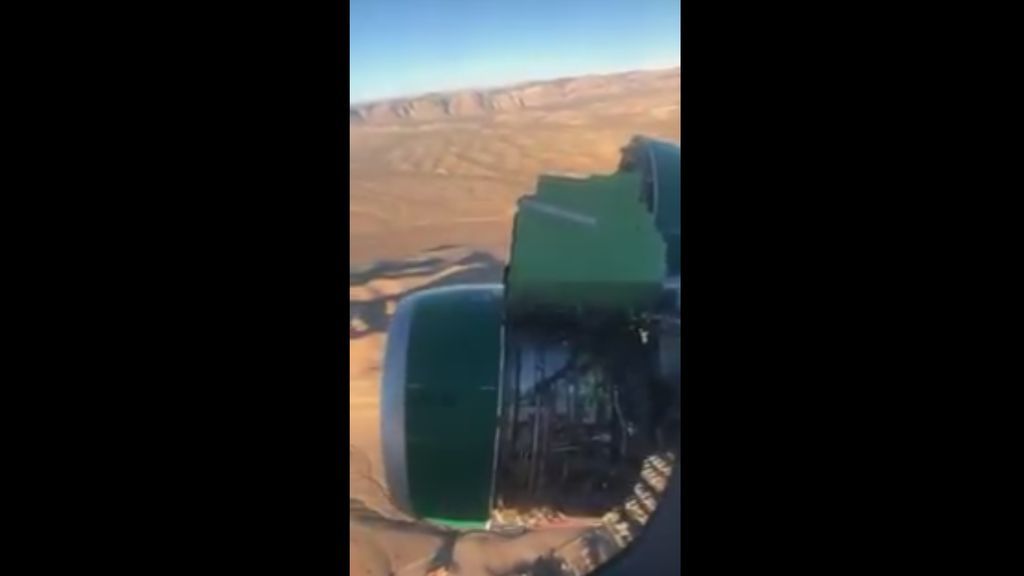Pasajeros atemorizados graban cómo se rompe uno de los motores de su avión