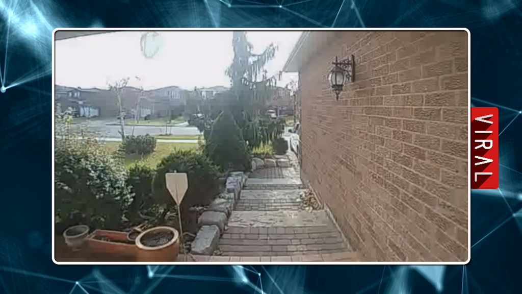 ¿Ves al fantasma? La cámara de seguridad de una mujer capta una presencia en el patio de su casa