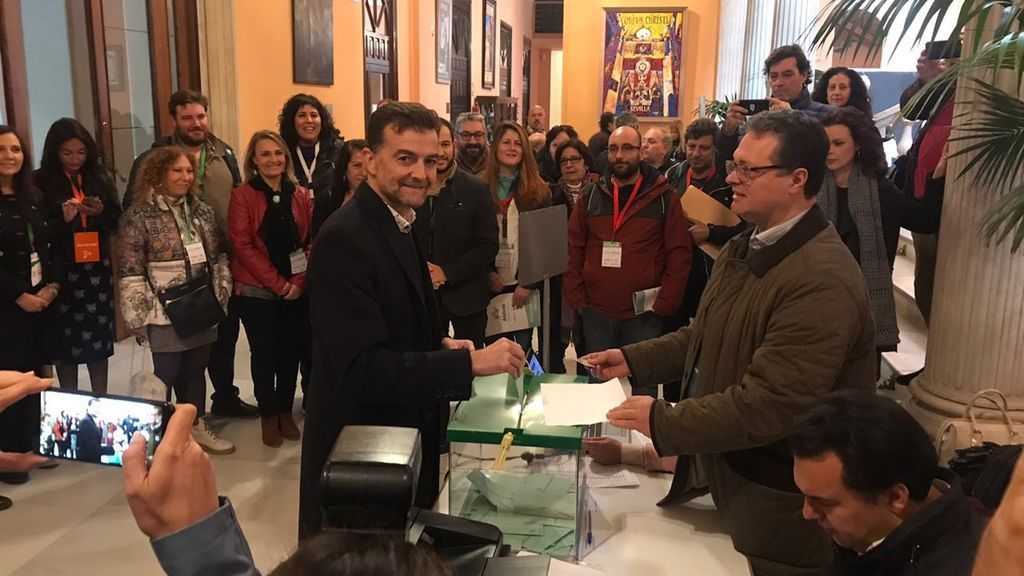 Antonio Maíllo, número 1 en la lista de Sevilla por Adelante Andalucía, ejerce su derecho al voto