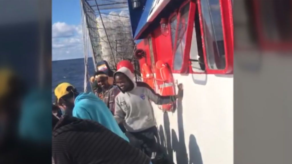 Los 11 inmigrantes rescatados por el pesquero Nuestra Madre Loreto son trasladados a Malta