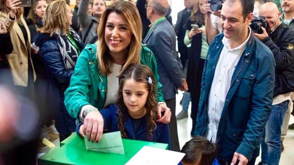 Susana Díaz, candidata por el PSOE-A, vota en Sevilla