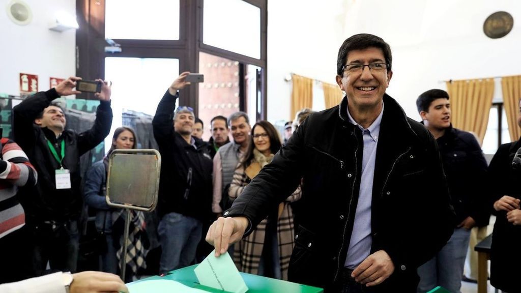 Juan Marín vota con sus hijos: "Hoy es una jornada histórica que afrontamos con ilusión"