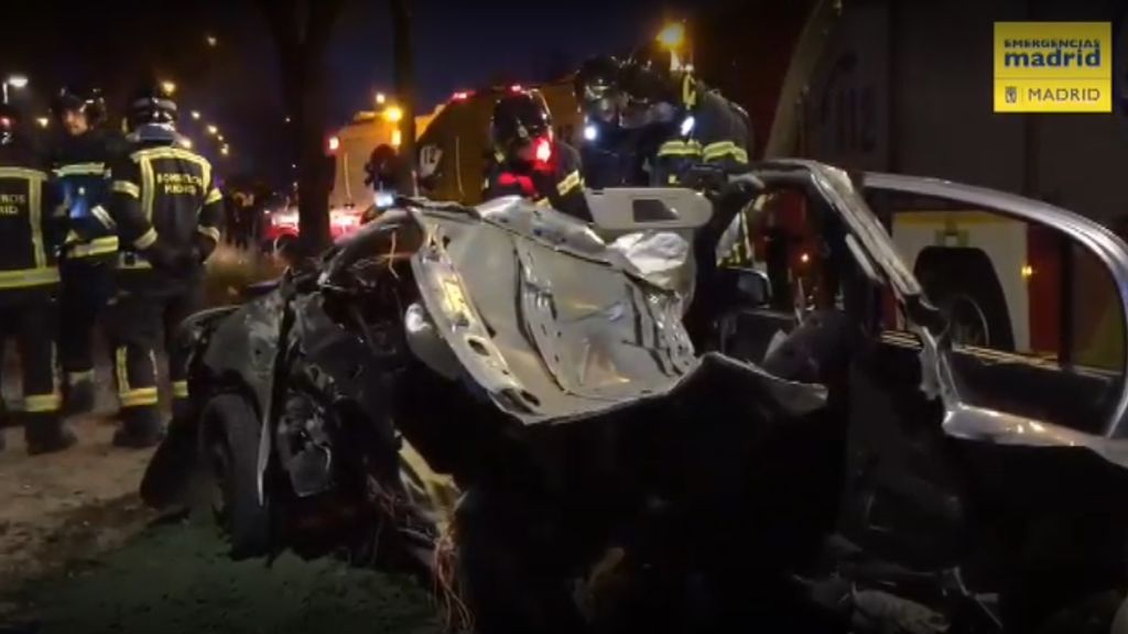 Muere un joven tras chocar su vehículo contra un árbol en el distrito madrileño de Villaverde