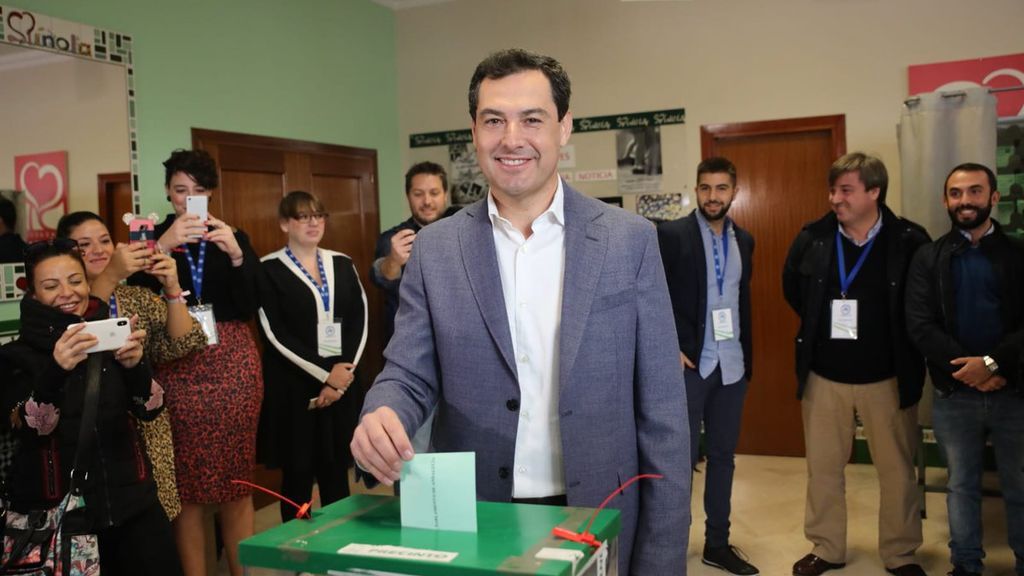 Juanma Moreno Bonilla, candidato por el PP-A, vota en Málaga