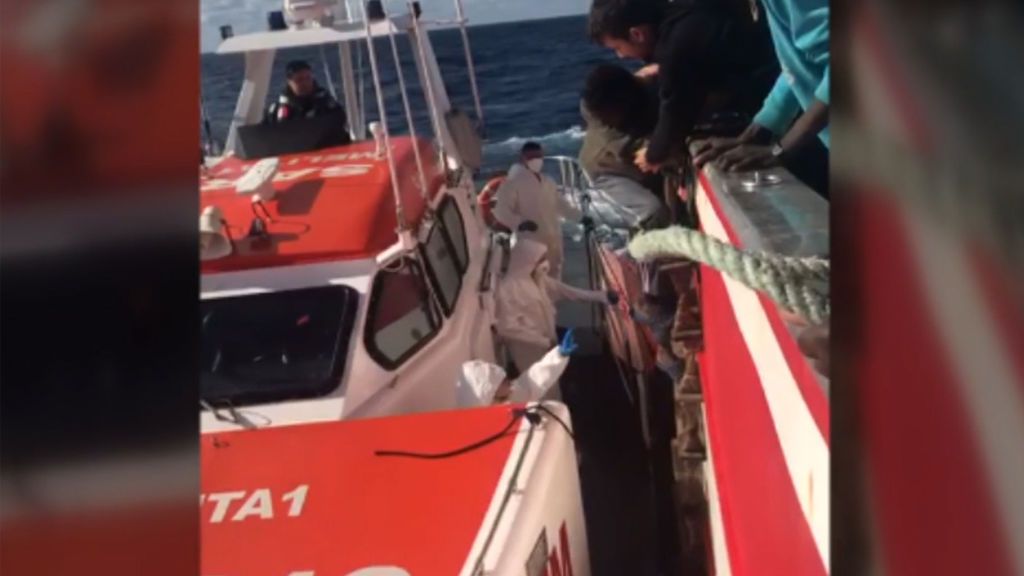 El pesquero español Nuestra Madre de Loreto entrega a Malta a los inmigrantes rescatados