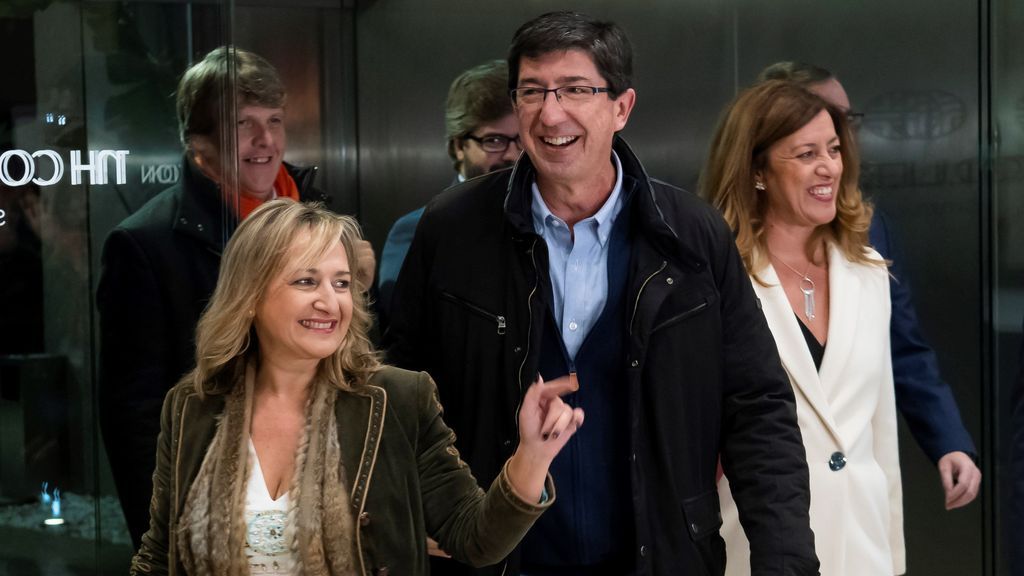 Juan Marín, preparado para seguir la noche electoral acompañado por Rivera y Arrrimadas