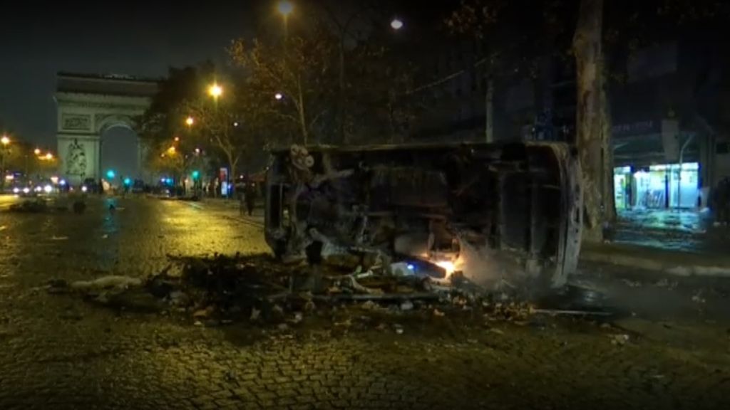 Los disturbios en París por la subida de los carburantes dejan imágenes desoladoras