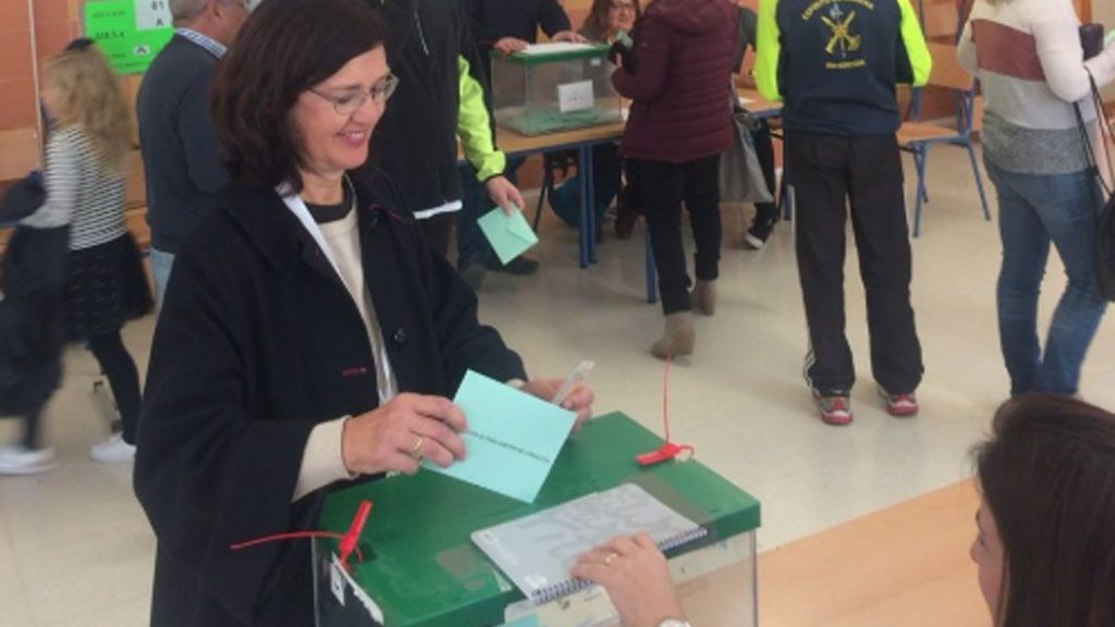 Carmen Molina, candidata de Equo, vota en Málaga