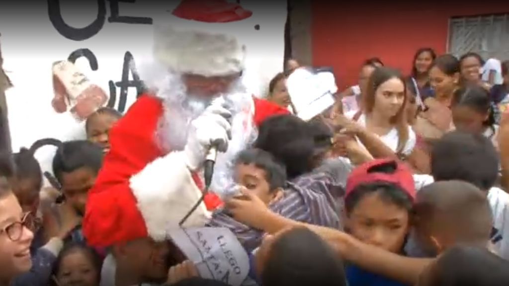 Papá Noel llega antes a distintos puntos del mundo para ayudar a los más necesitados