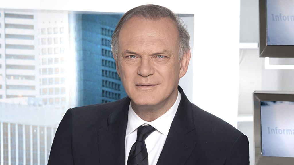 Pedro Piqueras es el presentador de la edición de 'prime time' de 'Informativos Telecinco'.