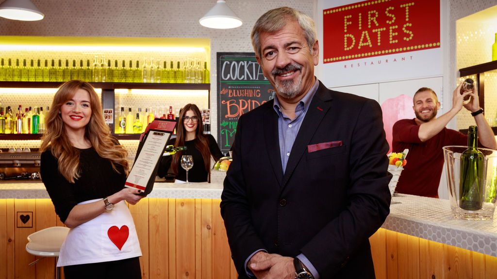 Carlos Sobera y parte del equipo de 'First dates'.