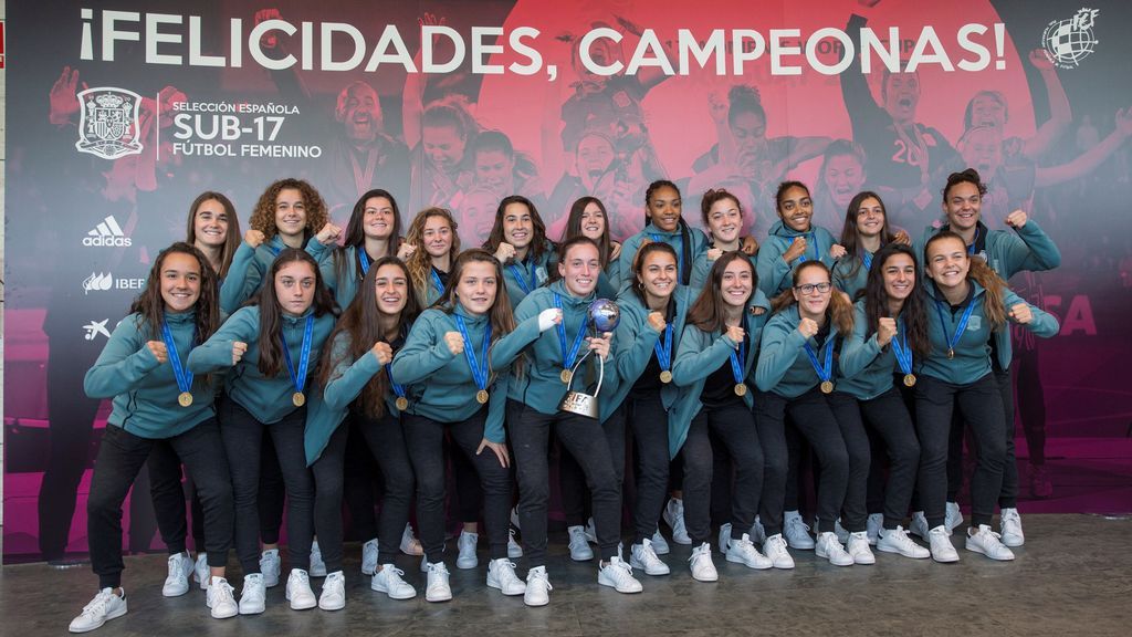 Fiesta en Barajas para recibir a las campeonas del mundo sub-17
