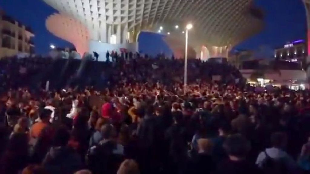 El auge de Vox hace protestar a miles de personas en las calles de toda Andalucía