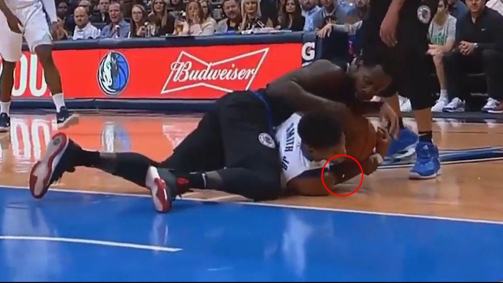 El brutal momento en que Dennis Smith Jr., de los Maverick, pierde un diente en pleno partido de la NBA El brutal momento en que Dennis Smith Jr., de los Maverick, pierde un diente en pleno partido de la NBA