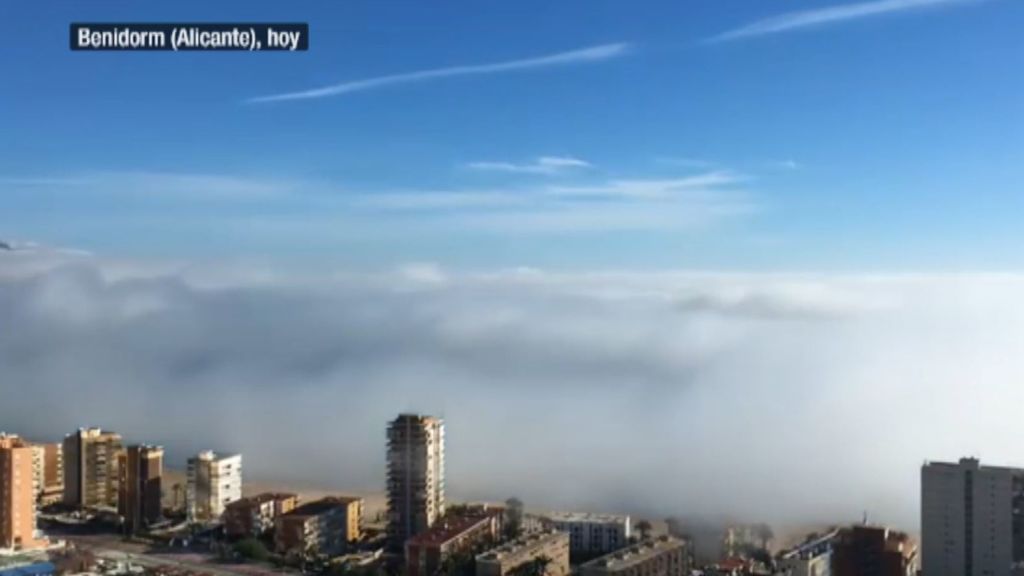 Un ‘tsunami’ de nubes cubre Benidorm