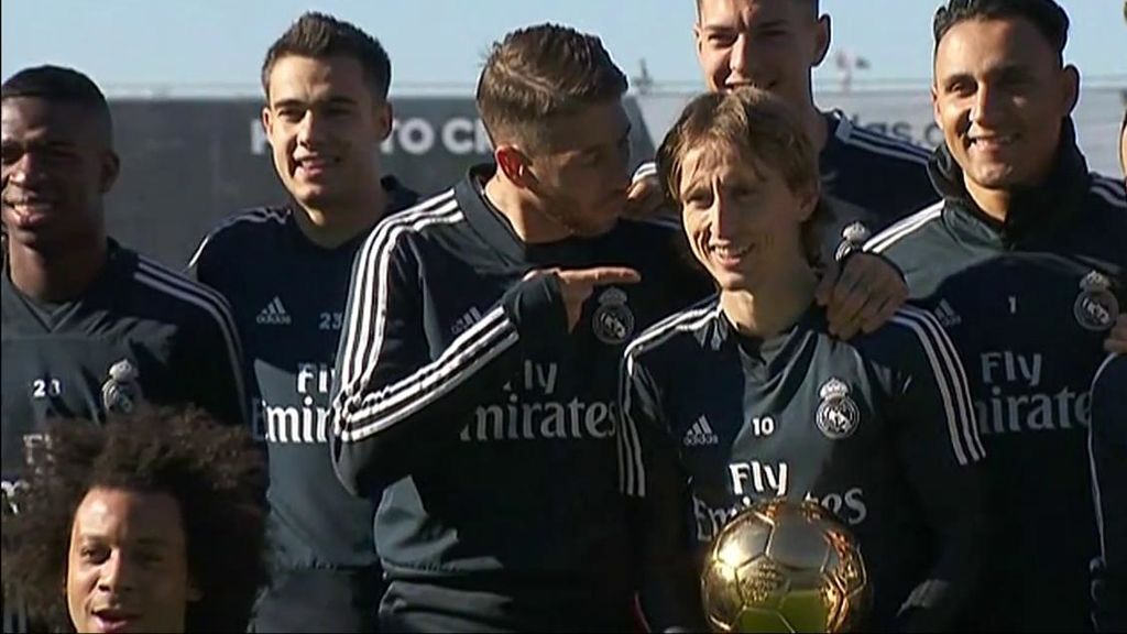 Modric celebra con sus compañeros el Balón de Oro y se escucha el ‘siiiuuh’ de Cristiano Ronaldo Modric celebra con sus compañeros el Balón de Oro y se escucha el ‘siiiuuh’ de Cristiano Ronaldo