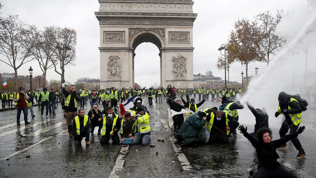 Macron cede ante los "chalecos amarillos" de París y suspende la subida del impuesto de los combustibles Macron cede ante los "chalecos amarillos" de París y suspende la subida del impuesto de los combustibles