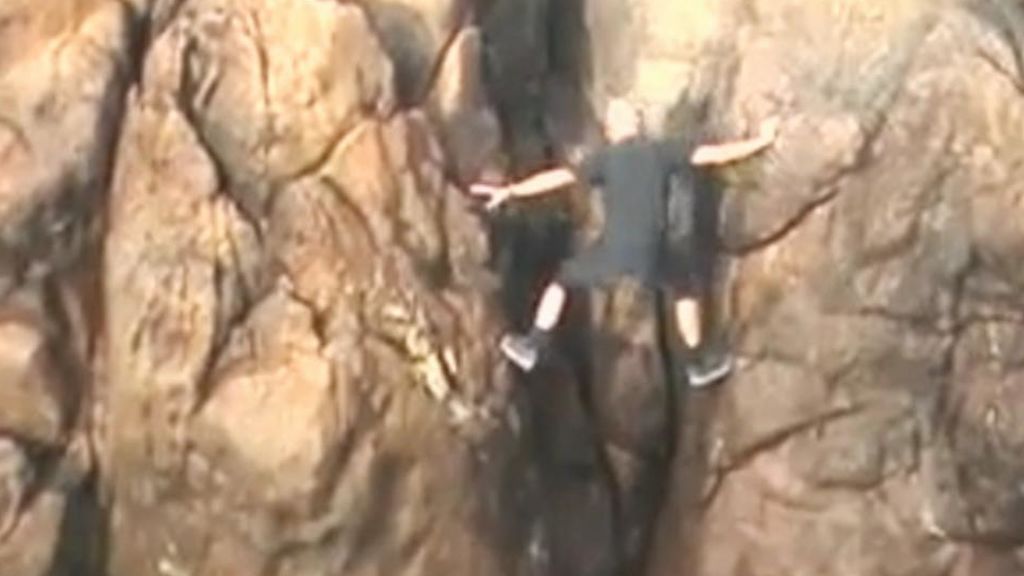 Un spiderman en los acantilados de la Torre de Hércules