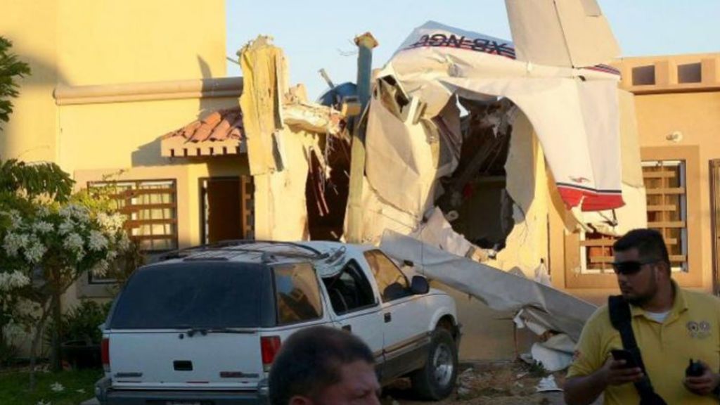 Una avioneta se estrella contra una casa en México:  Mueren sus cuatro ocupantes