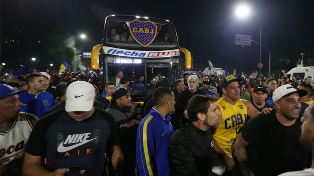 El líder de la ‘Barra Brava’ de Boca dirige la salida del autobús del equipo rumbo a Madrid El líder de la ‘Barra Brava’ de Boca dirige la salida del autobús del equipo rumbo a Madrid