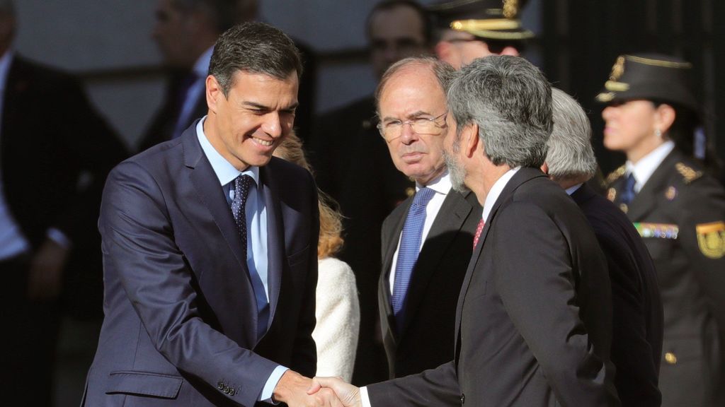 Pedro Sánchez saluda a Carlos Lesmes