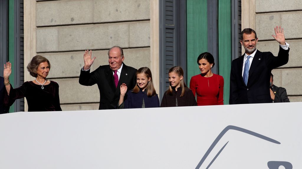 La Familia Real saluda antes de entrar al Hemiciclo para el acto solemne de homenaje a la Constitución