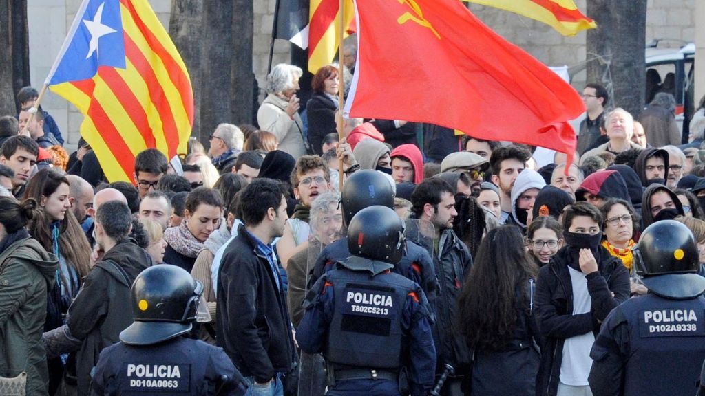 Doce mossos resultan heridos en una carga policial contra un grupo que quería impedir un acto de Vox en Girona