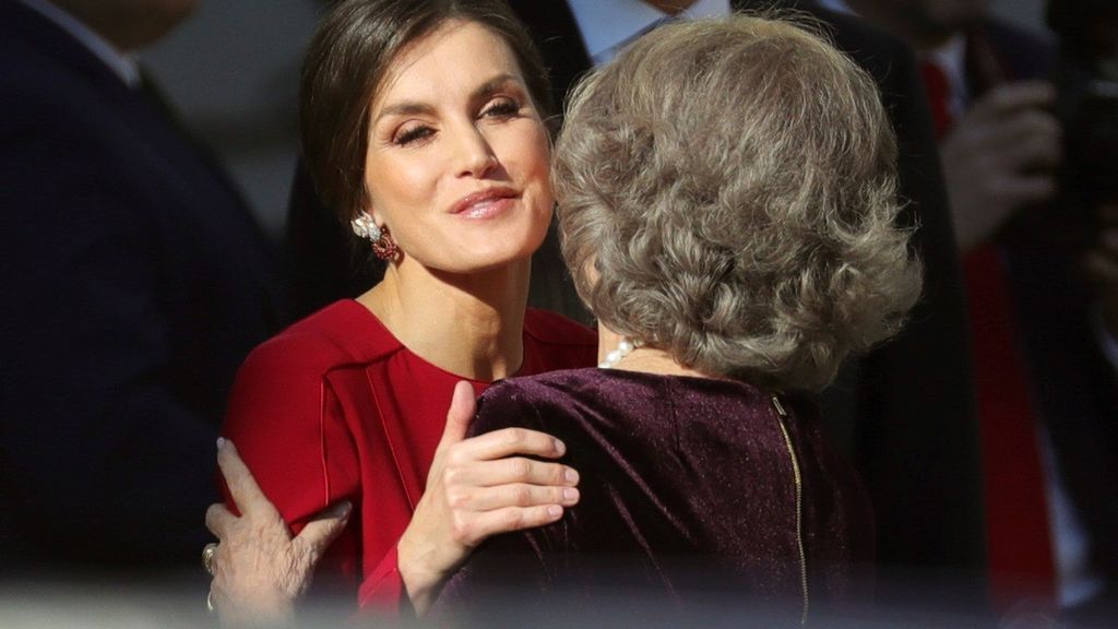 La reina Letizia saluda a la reina Sofía
