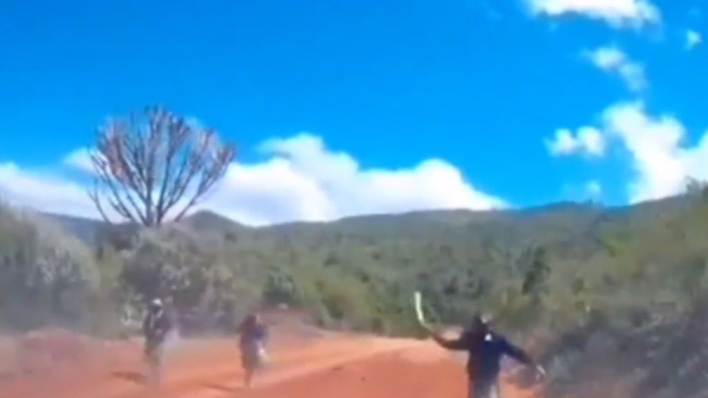 Una pareja escapa de tres enmascarados con machetes