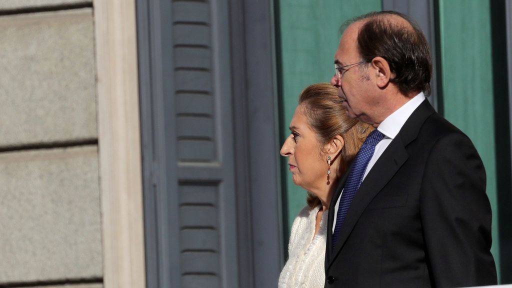 Ana Pastor, presidenta del Congreso, y Pío García Escudero, presidente del Senado, esperan a los invitados