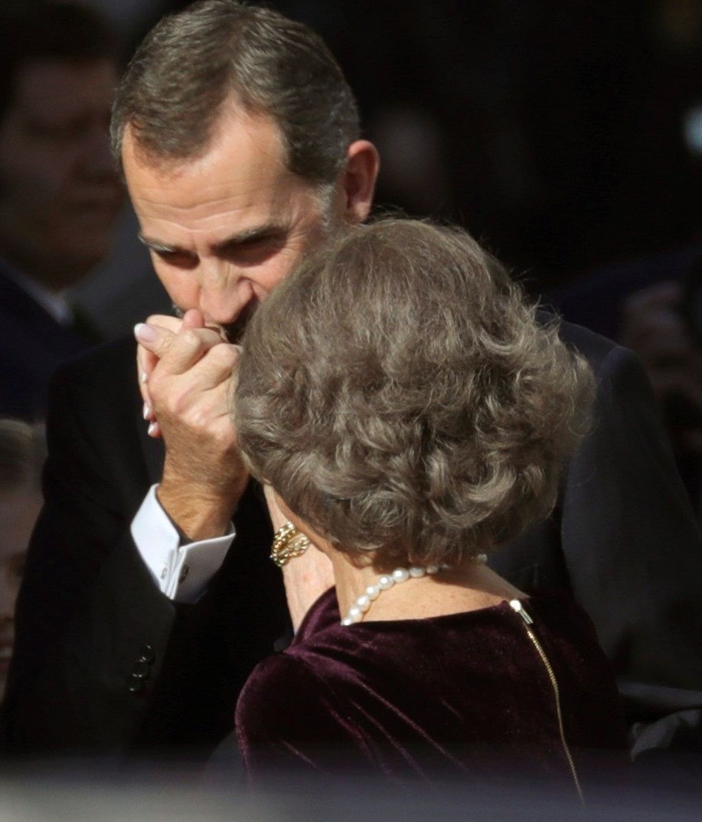 El rey Felipe VI besa la mano de su madre, la reina Sofía
