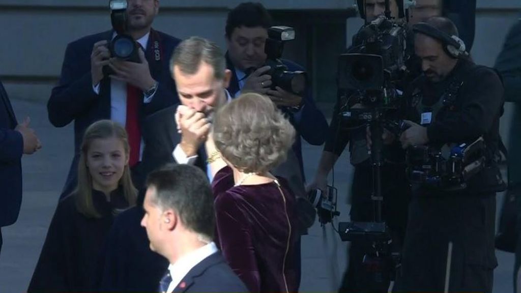 Gestos, besos y cariños de la Familia Real antes de cumplir el protocolo