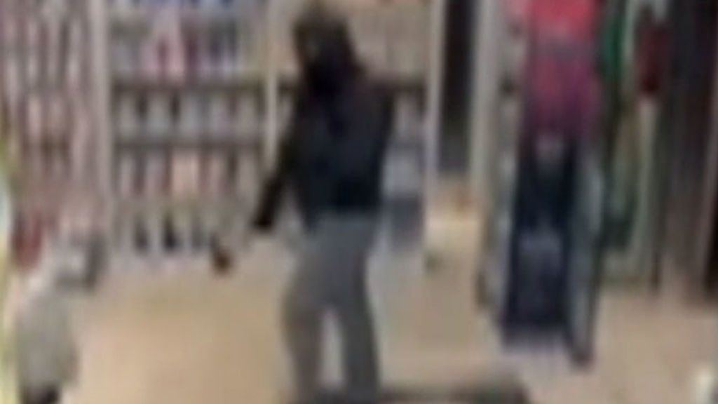 Alerta en Sevilla después de que un hombre robara una farmacia armado con un hacha