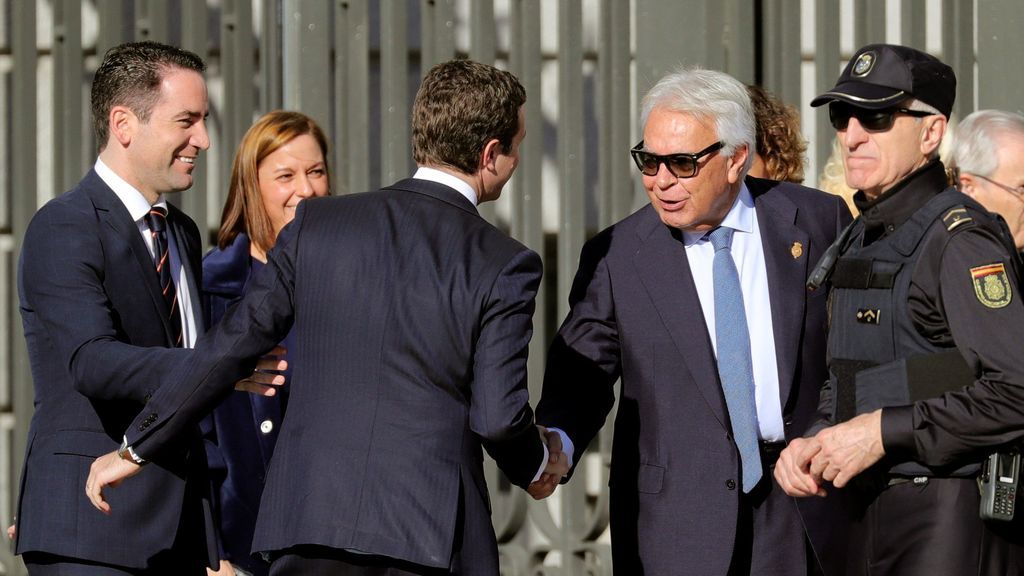 Felipe González saluda a Pablo Casado