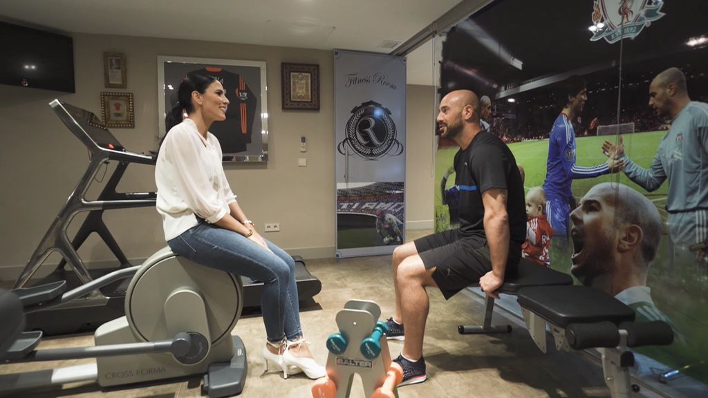 Con gimnasio, sala de juegos y cargada de recuerdos: la casa cordobesa de Pepe Reina