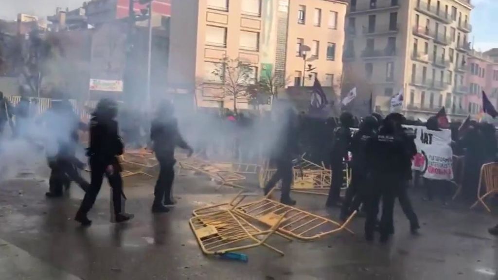 Las imágenes de los disturbios contra manifestaciones constitucionalistas en Girona y Tarrasa