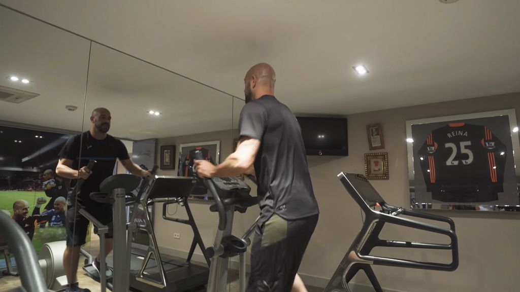 Con gimnasio, sala de juegos y cargada de recuerdos: la casa cordobesa de Pepe Reina