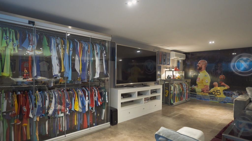 Con gimnasio, sala de juegos y cargada de recuerdos: la casa cordobesa de Pepe Reina