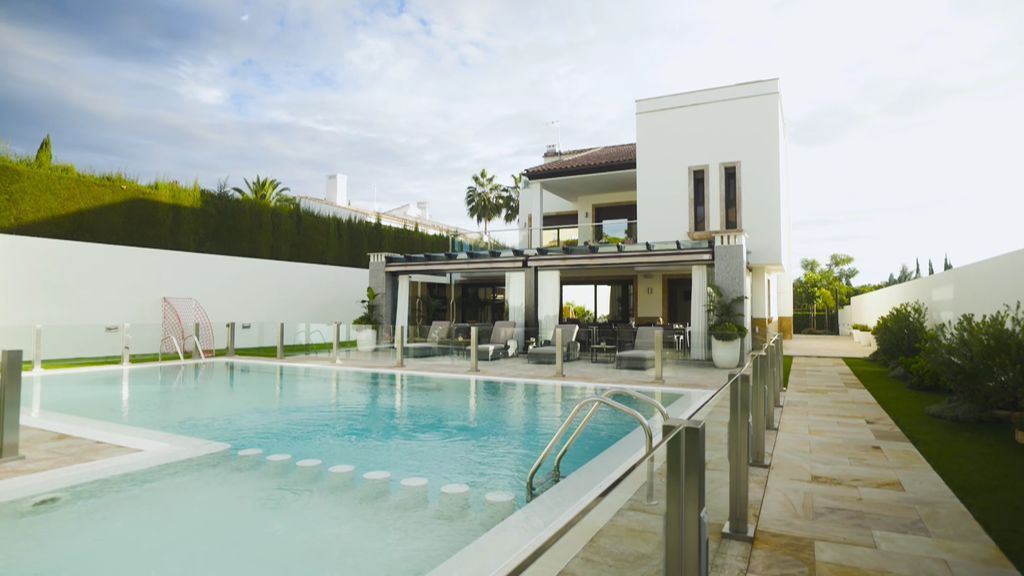 Con gimnasio, sala de juegos y cargada de recuerdos: la casa cordobesa de Pepe Reina