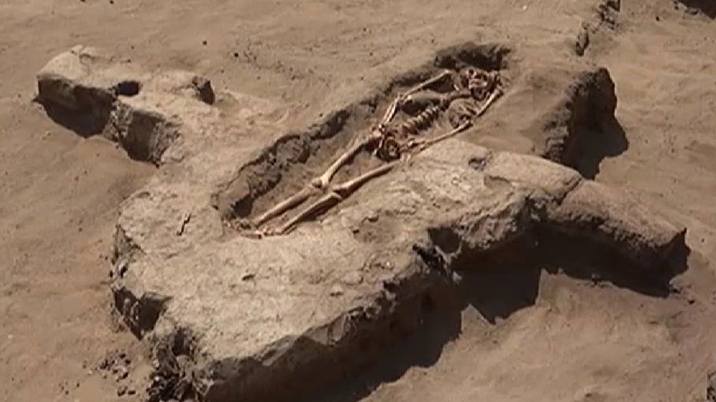 Descubren más de 30 tumbas rituales del año 800 en un yacimiento en Perú