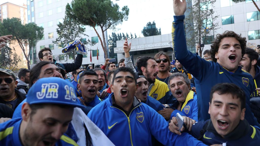 Aficionados de Boca celebran su ‘Banderazo’ frente al hotel del equipo en Madrid sin incidentes Aficionados de Boca celebran su ‘Banderazo’ frente al hotel del equipo en Madrid sin incidentes