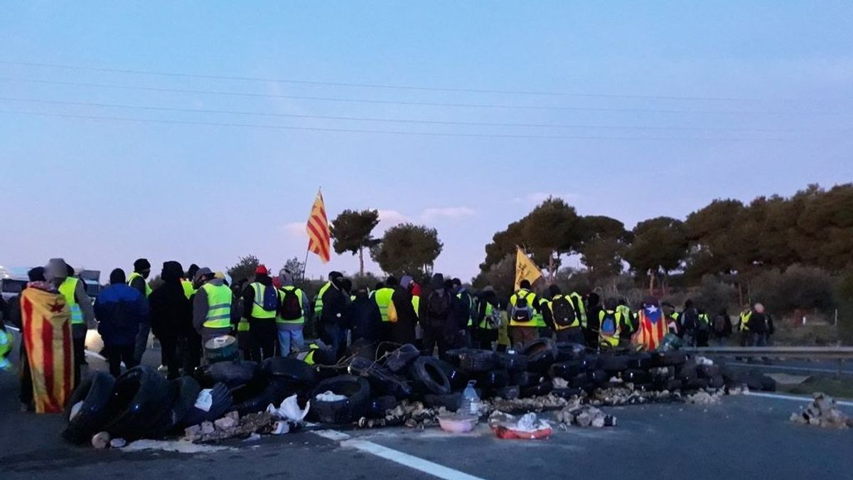 Los CDR cortan la autopista AP-7 en L'Ampolla (Tarragona)