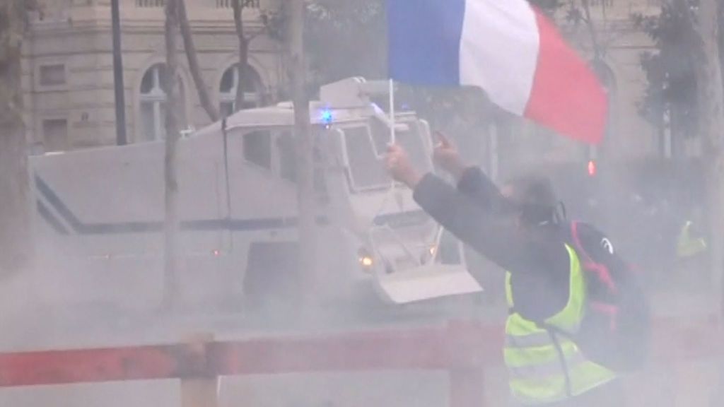 Los ‘chalecos amarillos’ ponen contra las cuerdas a Macron en Francia