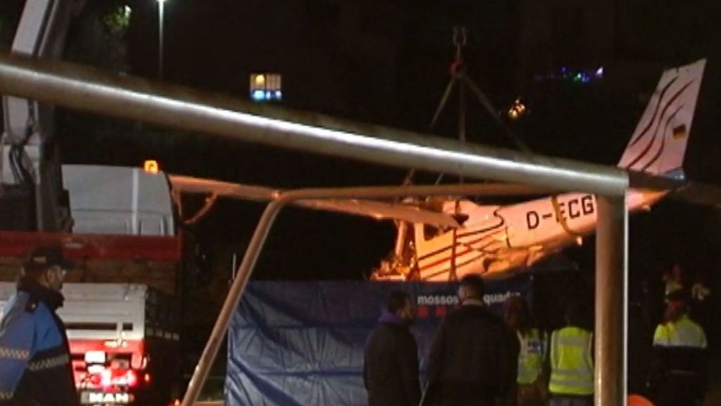 Rescatan los cuerpos de las dos personas fallecidas al estrellarse una avioneta en Barcelona