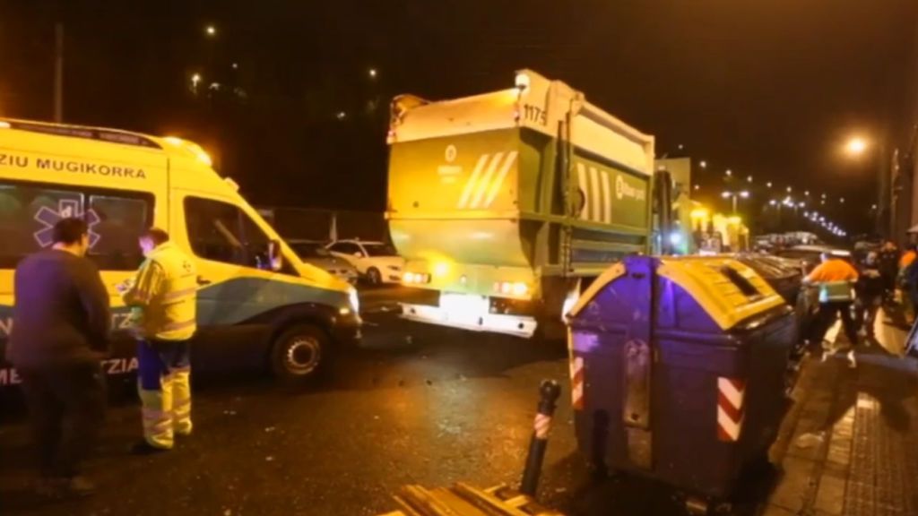 Herido grave en Bilbao un hombre tras quedar enganchado en los brazos articulados de un camión de la basura