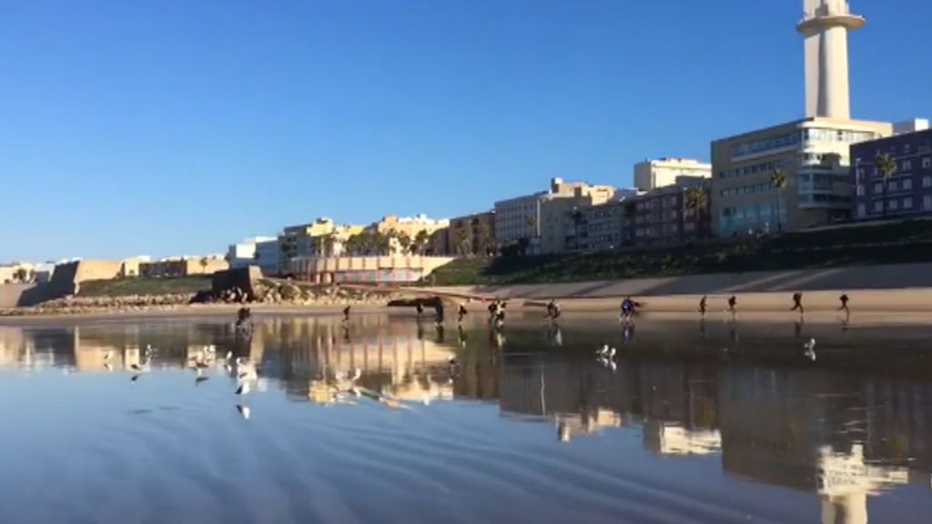Unas 30 personas llegan en una patera a una playa de Cádiz