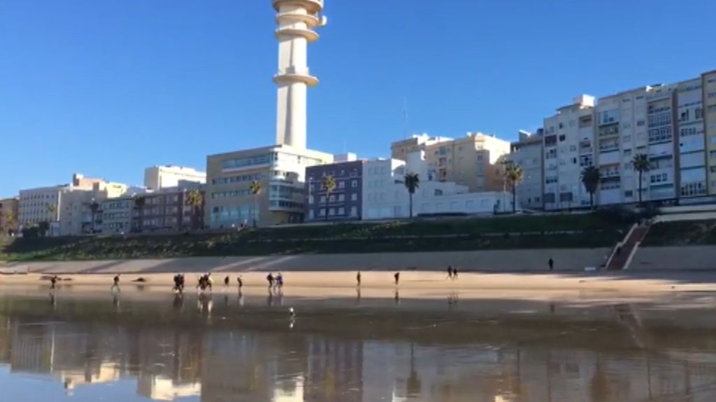 Llega una patera con unas 30 personas a la playa de Santa María del Mar de Cádiz