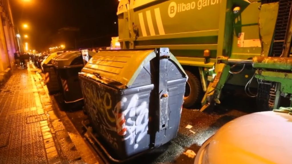 Un joven se encuentra en estado crítico tras ser enganchado por un camión de basura en Bilbao